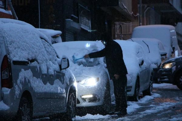 İstanbul'da işe gitmek için yola çıkanların zor anları! Yoğun kar yağışı etkili oluyor