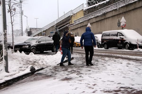 İstanbul'da işe gitmek için yola çıkanların zor anları! Yoğun kar yağışı etkili oluyor