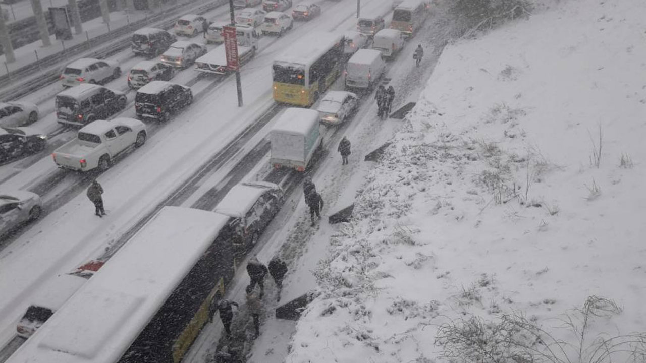 İstanbul E-5 yolu kapandı! Araçlar mahsur kaldı herkes yürüyor