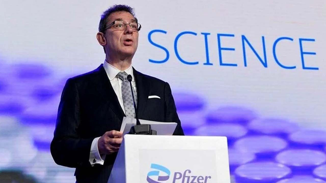 Pfizer CEO'su normal hayata dönüş tarihini verdi