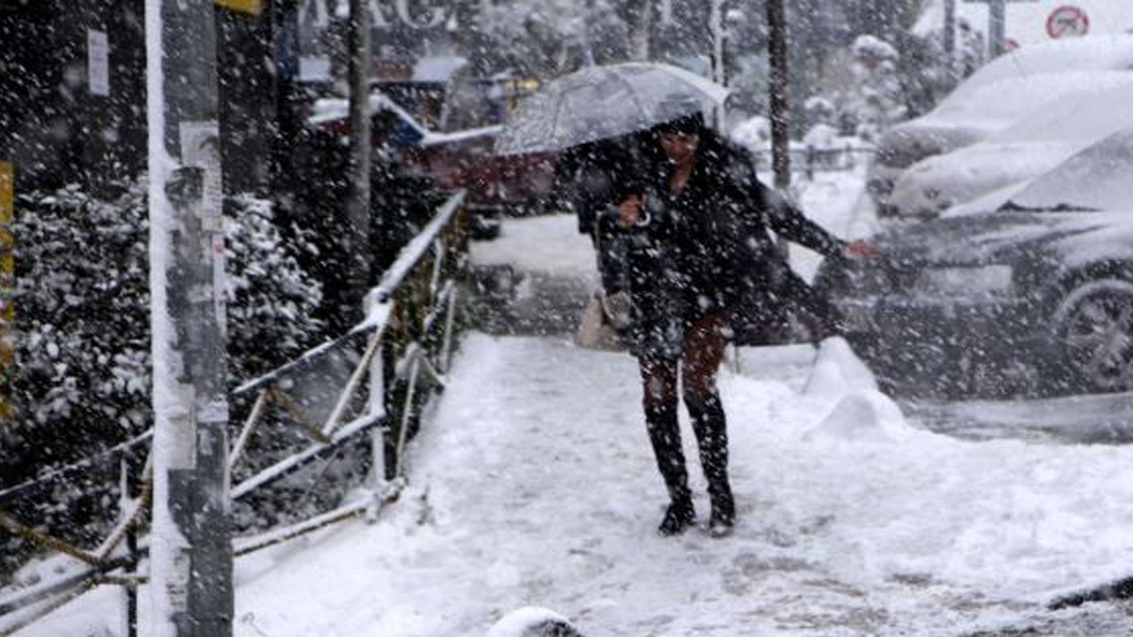 İstanbul'da işe gitmek için yola çıkanların zor anları! Yoğun kar yağışı etkili oluyor