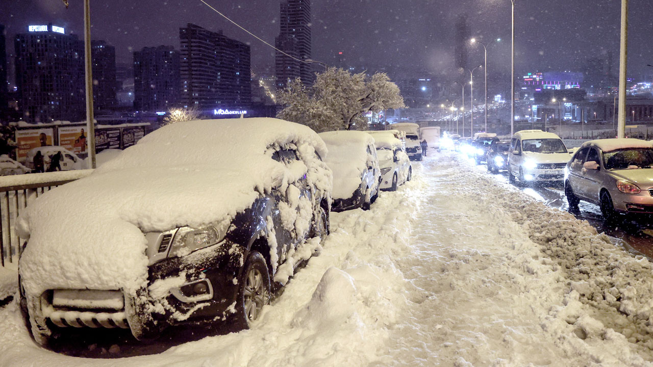 İstanbul yollarında son durum! Kar yağışı ile kapanan yollar açılıyor