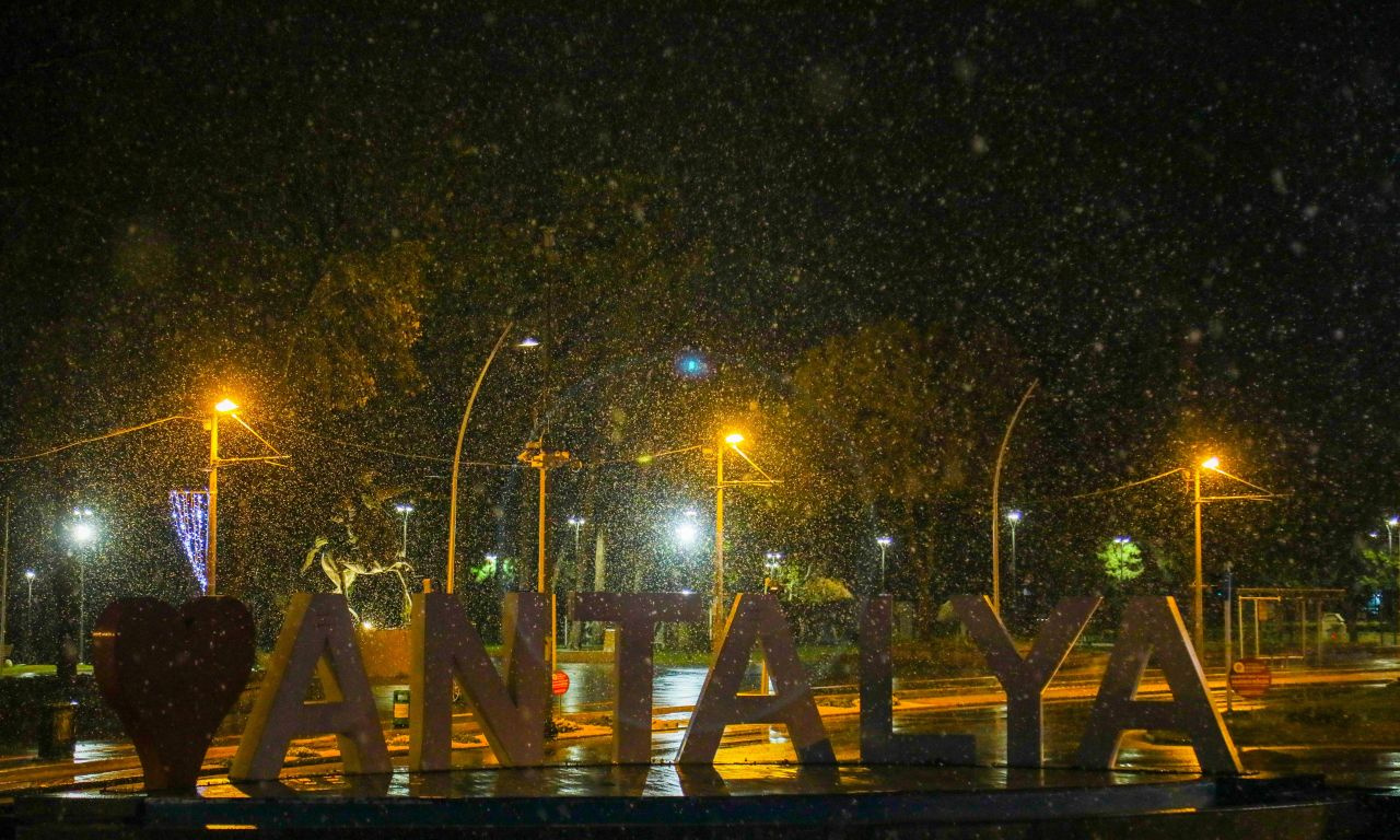 Antalya'da 29 yıl sonra kar yağdı gören gece uyuyamadı