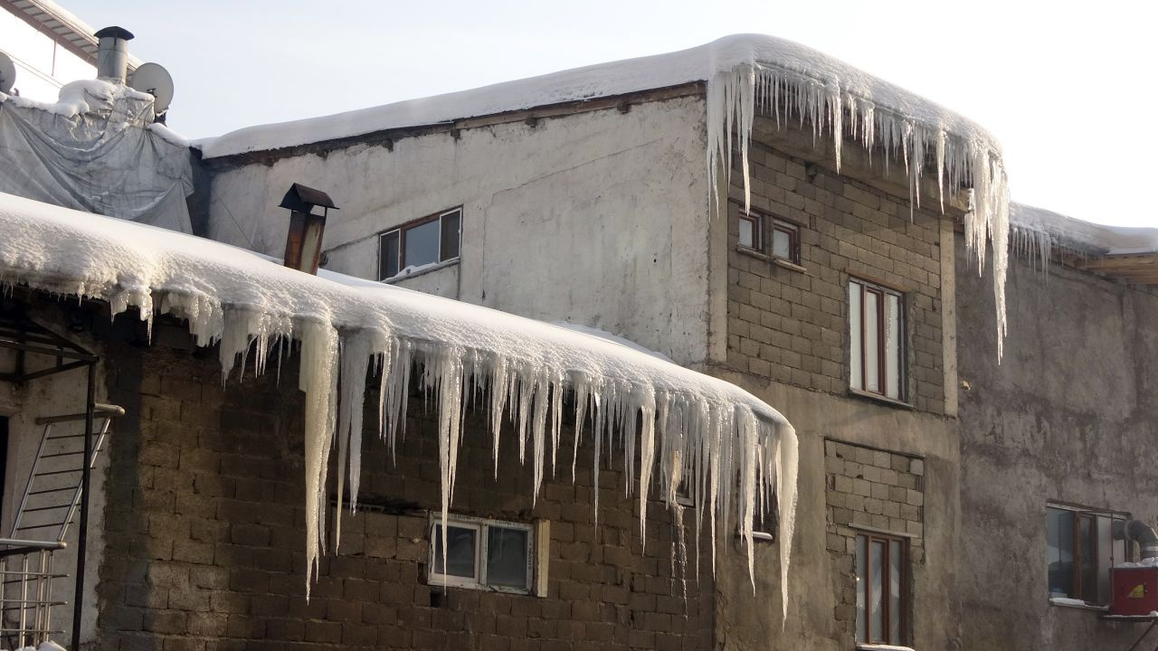 Burası Sibirya değil Hakkari! Sıcaklık eksi 25 derece: Binalar buz sarkıtlarıyla kaplandı