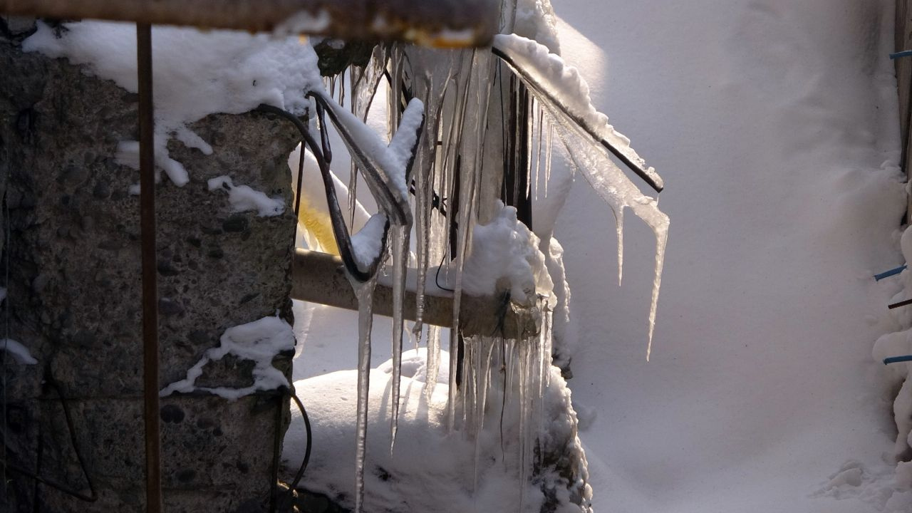 Burası Sibirya değil Hakkari! Sıcaklık eksi 25 derece: Binalar buz sarkıtlarıyla kaplandı