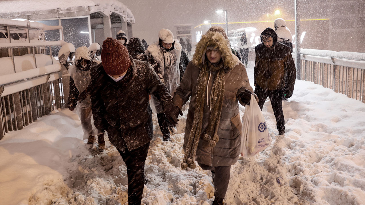 İstanbul Valisi Yerlikaya, yoğun kar yağışı sebebiyle uyarıda bulundu
