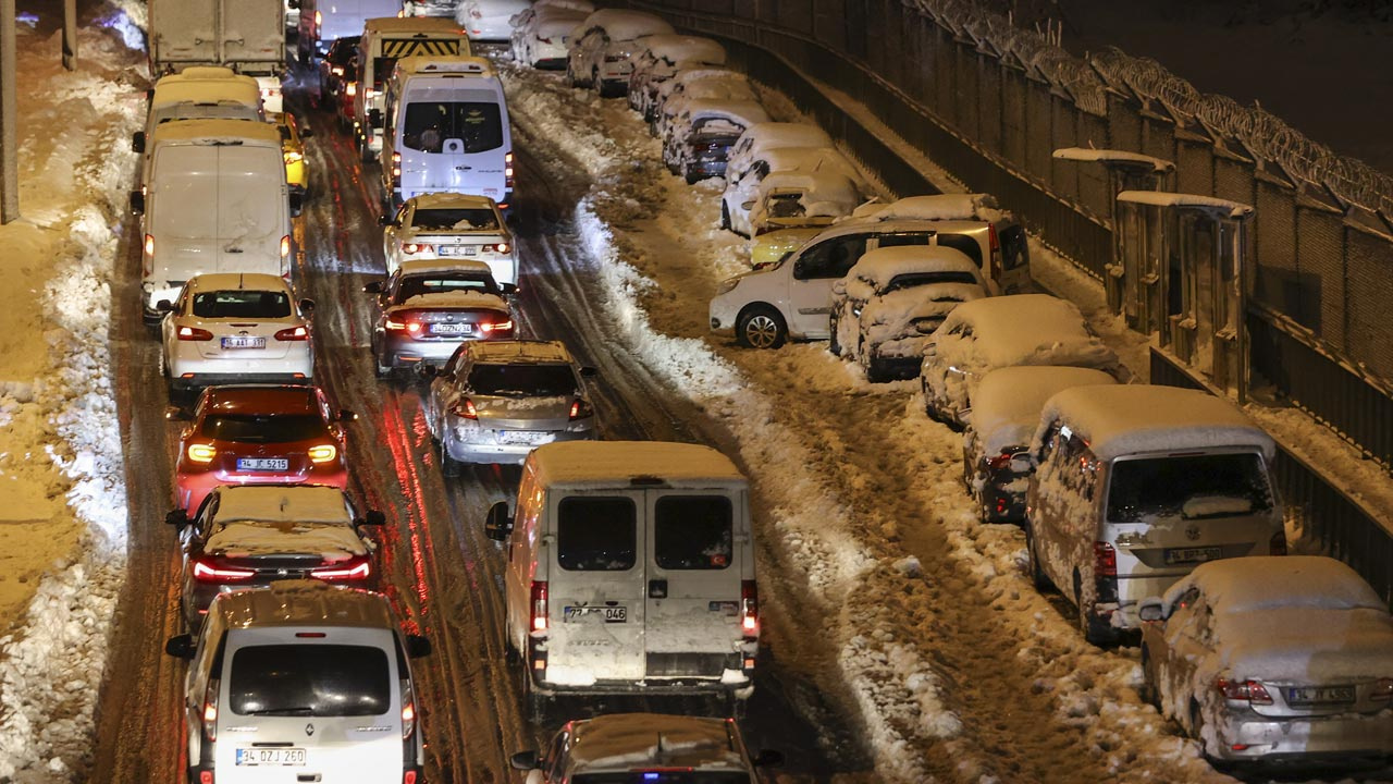 İstanbul TEM otoyolunda araçlar mahsur kaldı