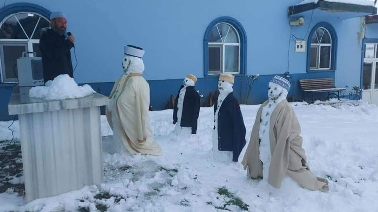 Sakarya'da bir vatandaş kardan adamlarla cemaat olup kardan cenazenin namazını kıldırdı
