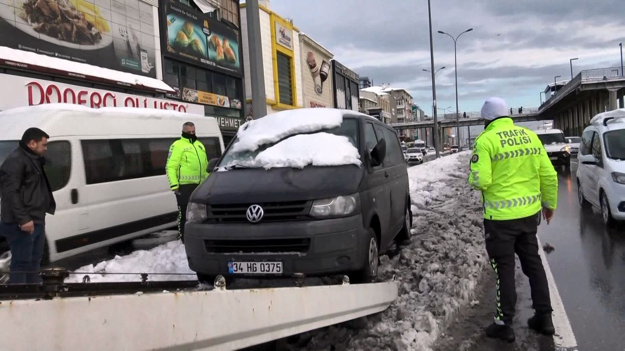 İstanbul'da E-5 üzerine bırakılan araçlar çekiliyor Sürücüler ortada yok!