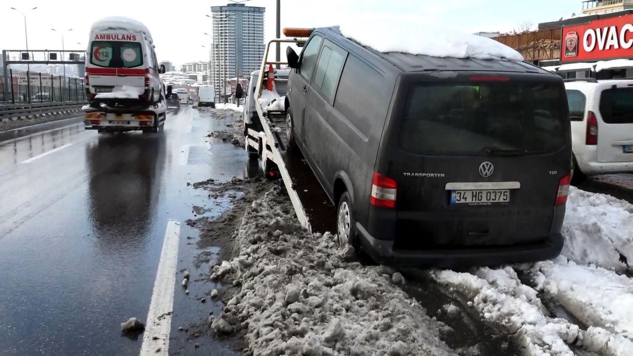 İstanbul'da E-5 üzerine bırakılan araçlar çekiliyor Sürücüler ortada yok!