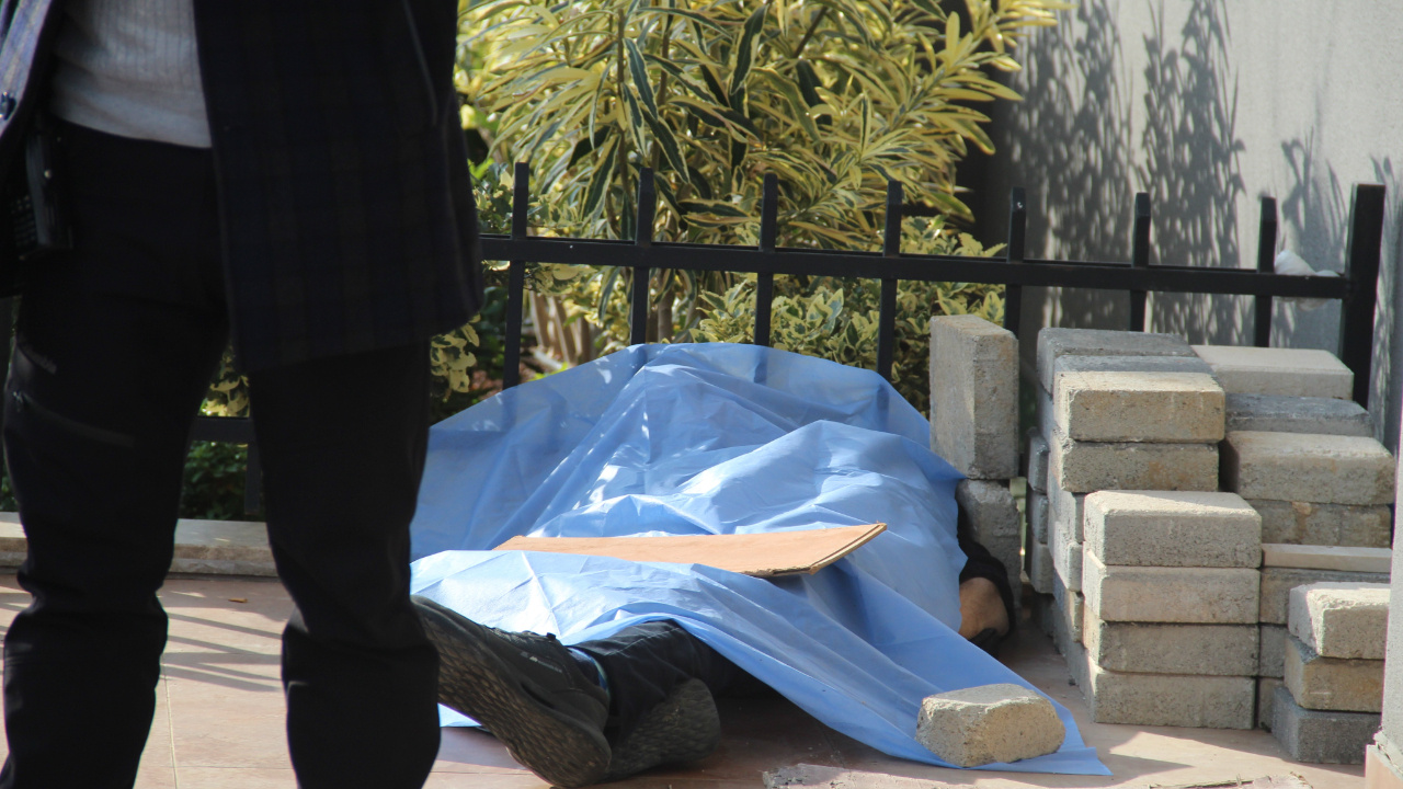 Antalya'da bina bahçesinde şüpheli ölüm! Cesedin üzerinden bakın neler çıktı