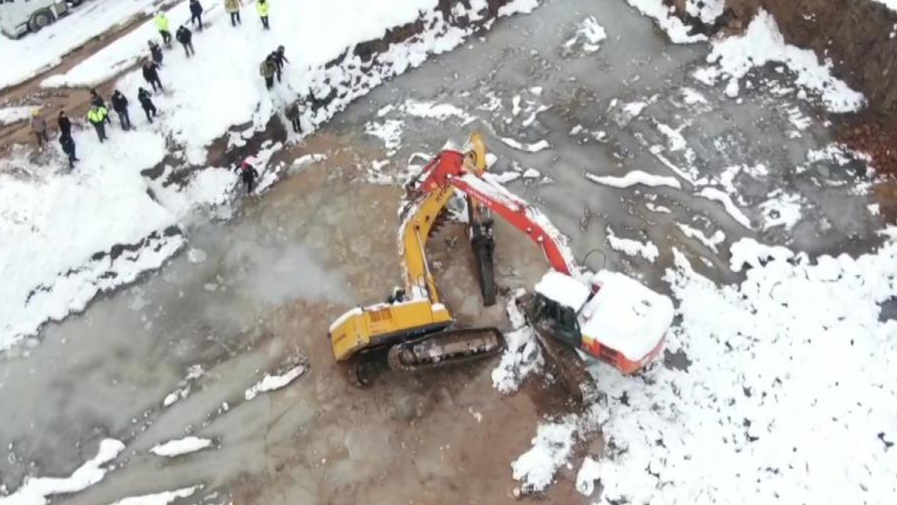 Ataşehir’de iş makinesi operatörünün feci ölümü! Buzların kırılmasıyla çukura düştü