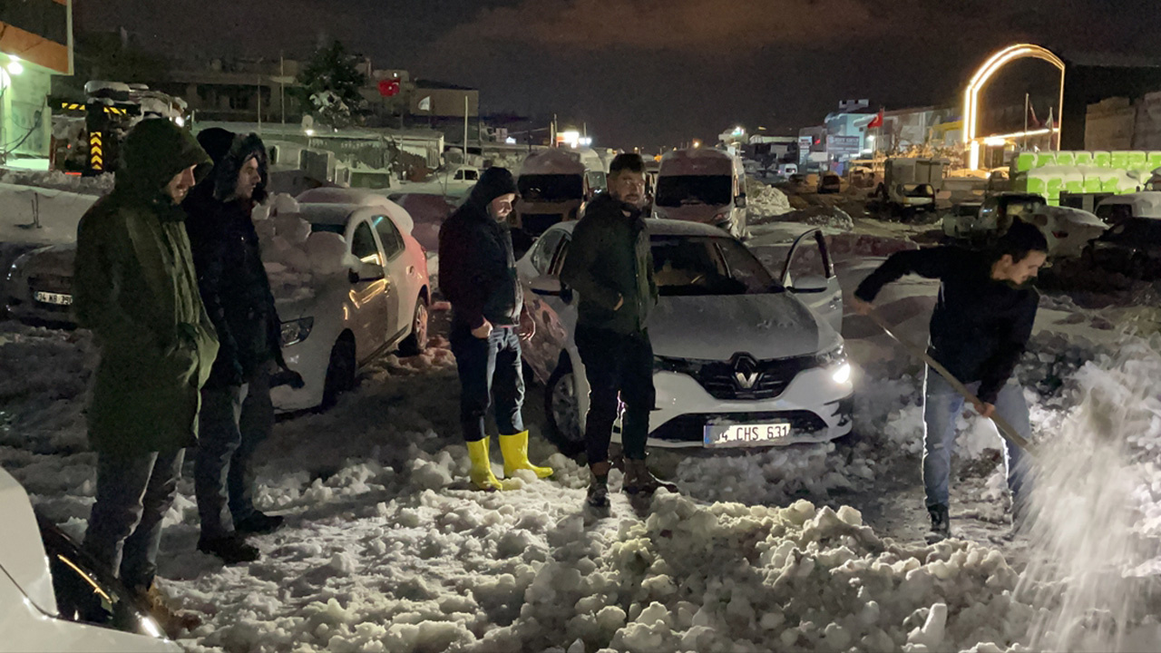 153 Beyaz Masa '5 dakikaya açılacak' dedi 36 saat oldu sürücüler Hadımköy'de isyan etti