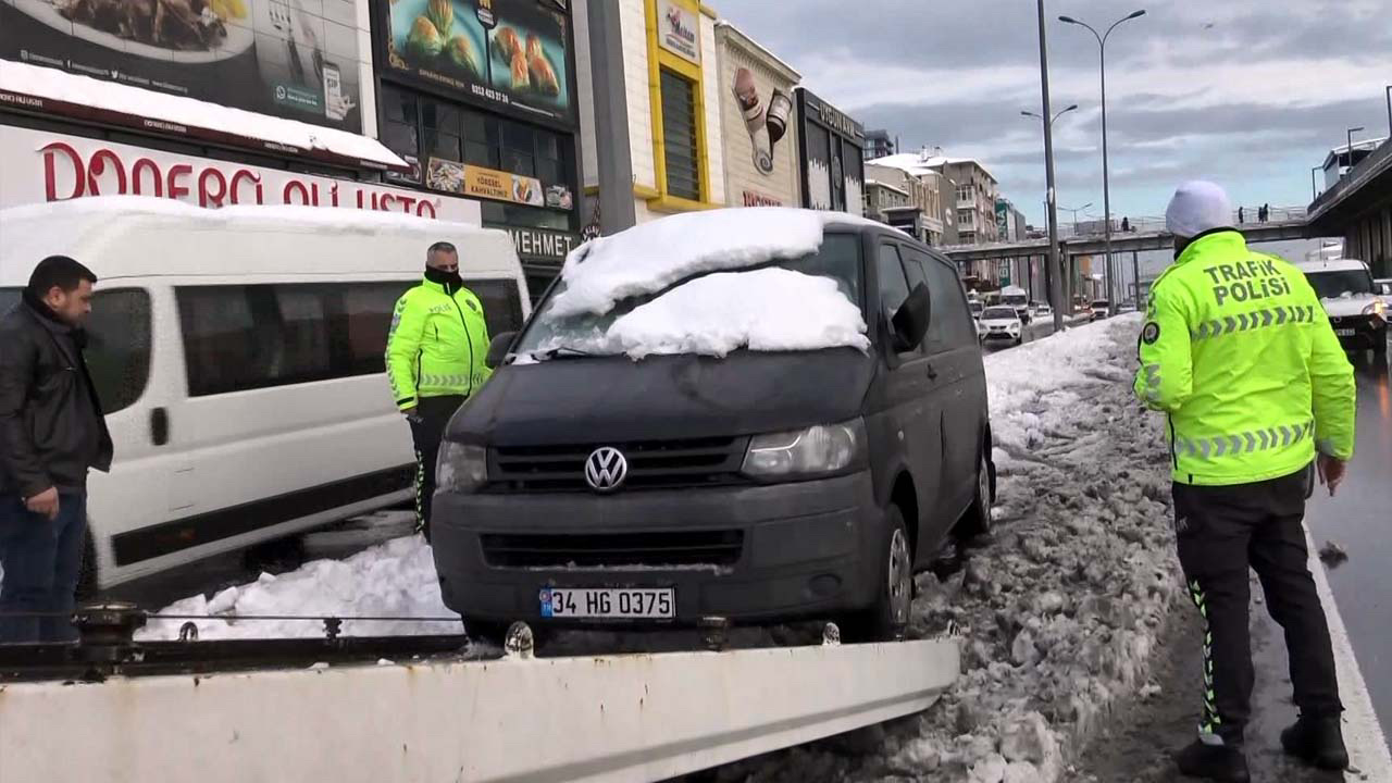 İstanbul'da E-5 üzerine bırakılan araçlar çekiliyor Sürücüler ortada yok!