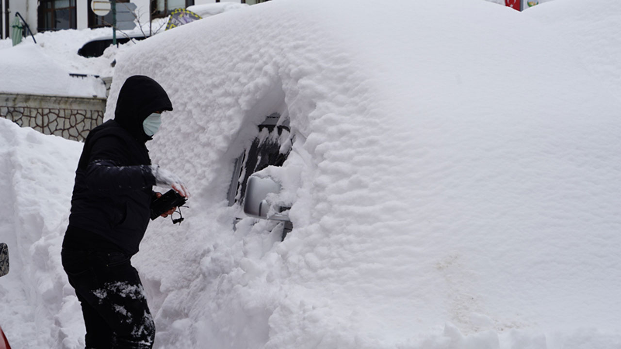Kastamonu'da 2 metreyi aşan karın altında kaybolan araçlarını arıyorlar
