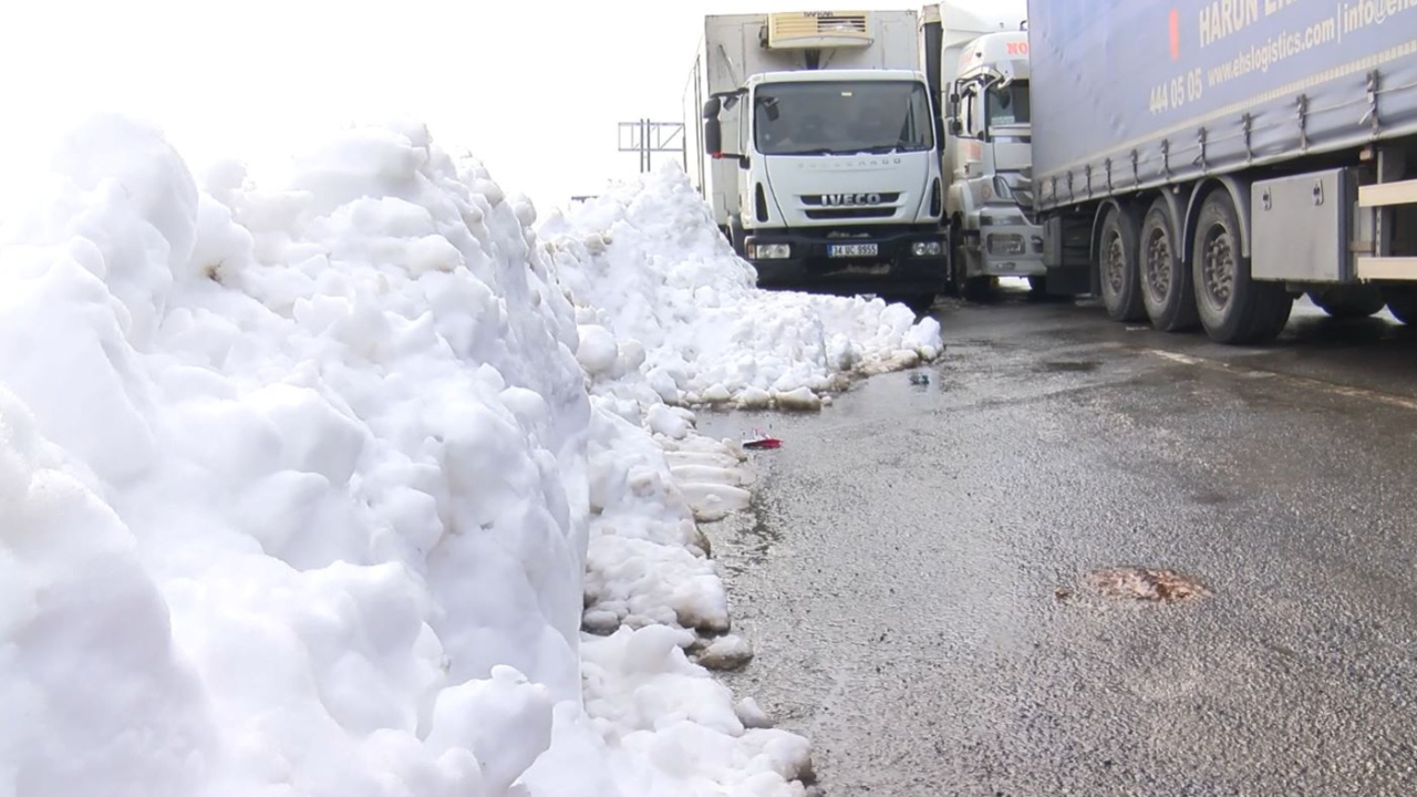 İstanbul Hadımköy'de TIR'ların kar çilesi sürüyor: Parklara giremiyoruz