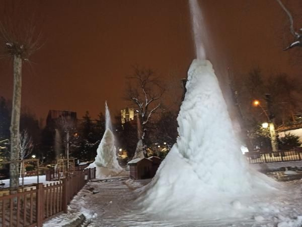 Ankara dondu kaldı! Kuğulu Park'ın fıskiyelerinden 4 metrelik buzullar oluştu