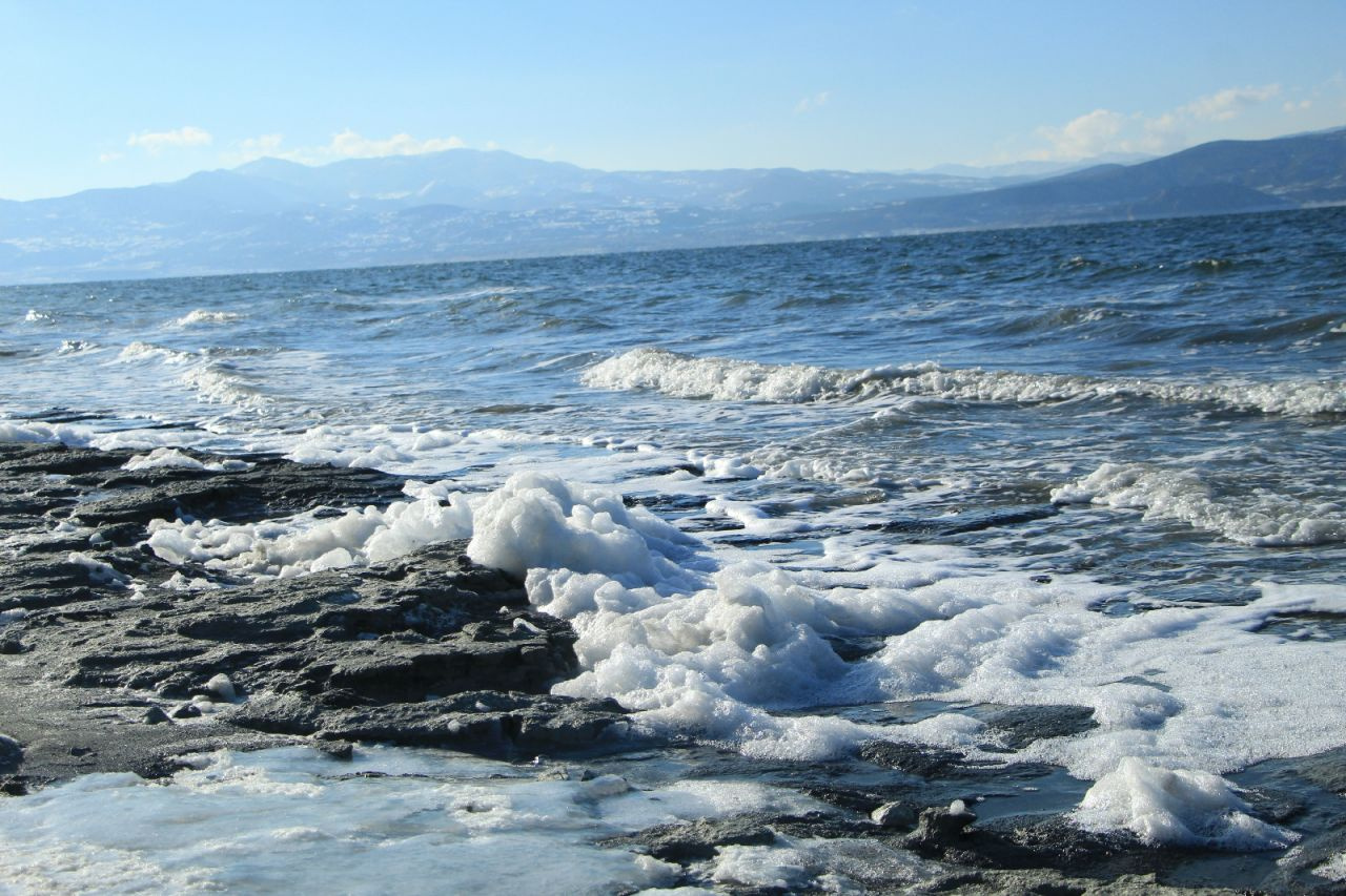 Kar yağışının ardından Burdur Gölü köpüklendi