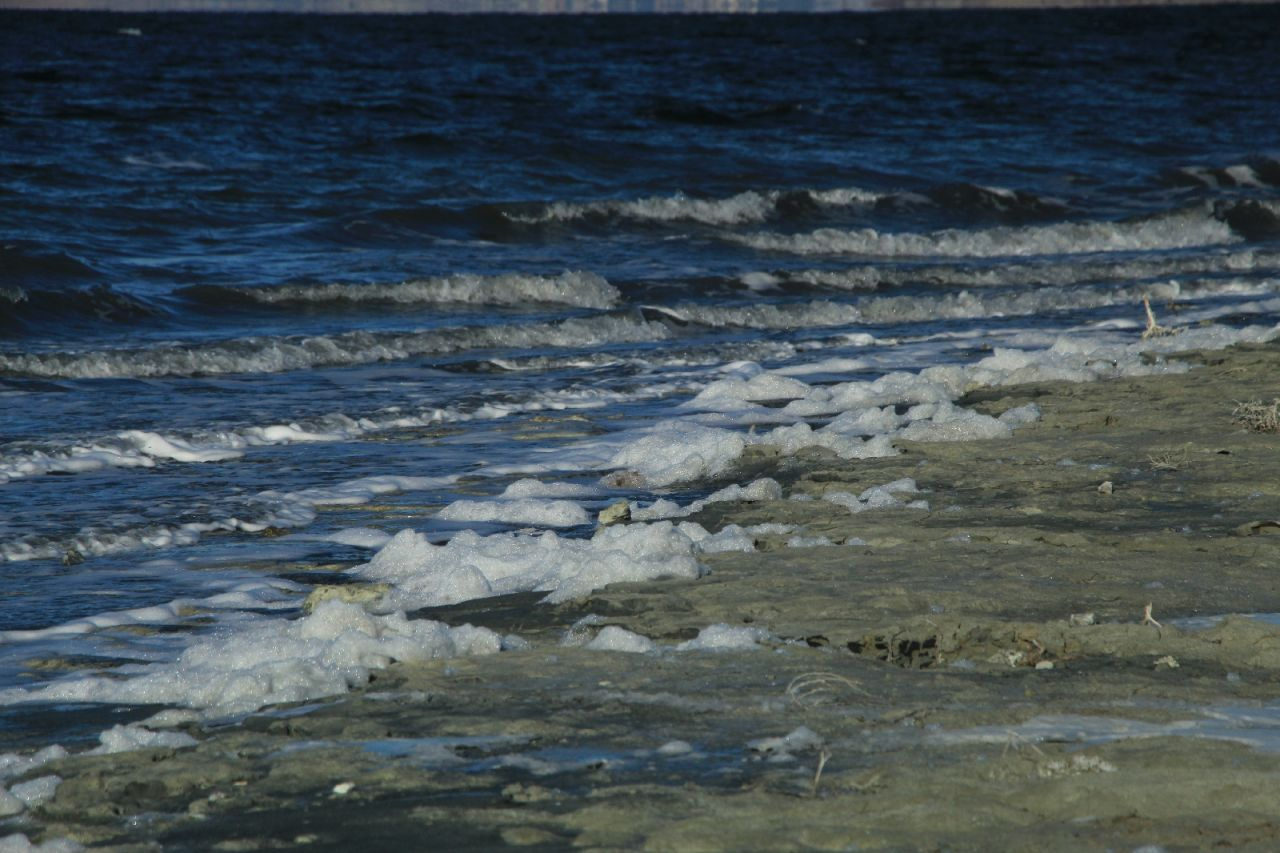 Kar yağışının ardından Burdur Gölü köpüklendi