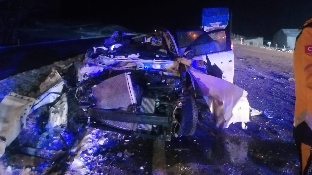 Yozgat'ta otomobil ile çekici çarpıştı 3 ölü 2 yaralı