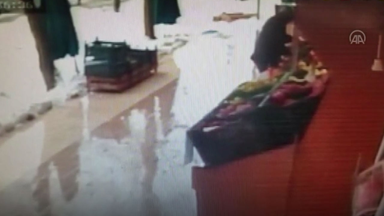Gaziantep'ten korkunç görüntü! Çöken tentenin altında kalan kişi öldü