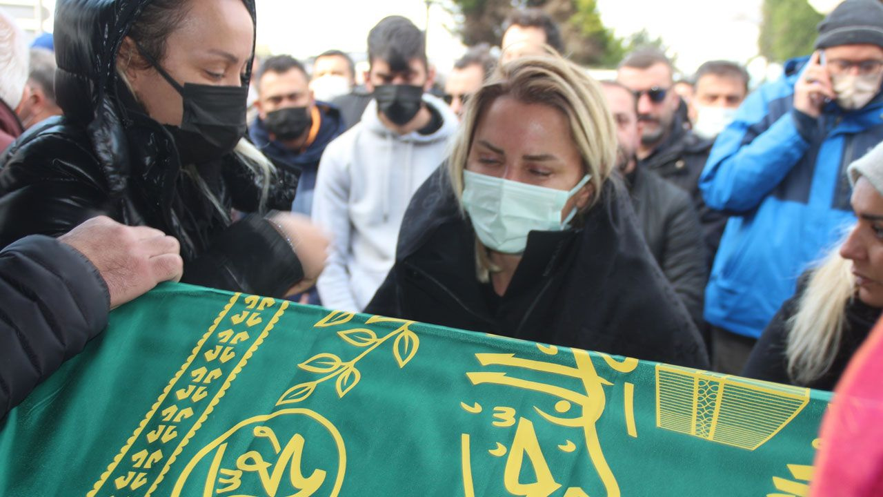 Şafak Mahmutyazıcıoğlu'nun eski eşi Benan Kocadereli'den ilk paylaşım Cenazede Ece erken ile yan yanaydı