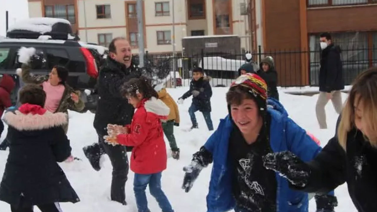 Şırnak Valisi, çocuklarla kar topu oynadı!
