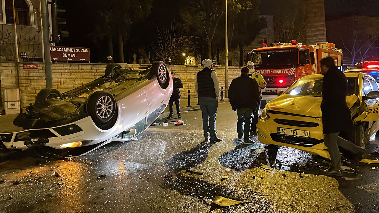 İstanbul'da takla atarak yolun karşı yönüne geçen otomobil taksiye çarptı