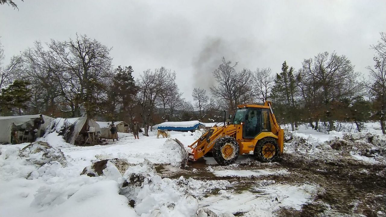 Antalya'da kar nedeniyle yaylada mahsur kalan aile kurtarıldı