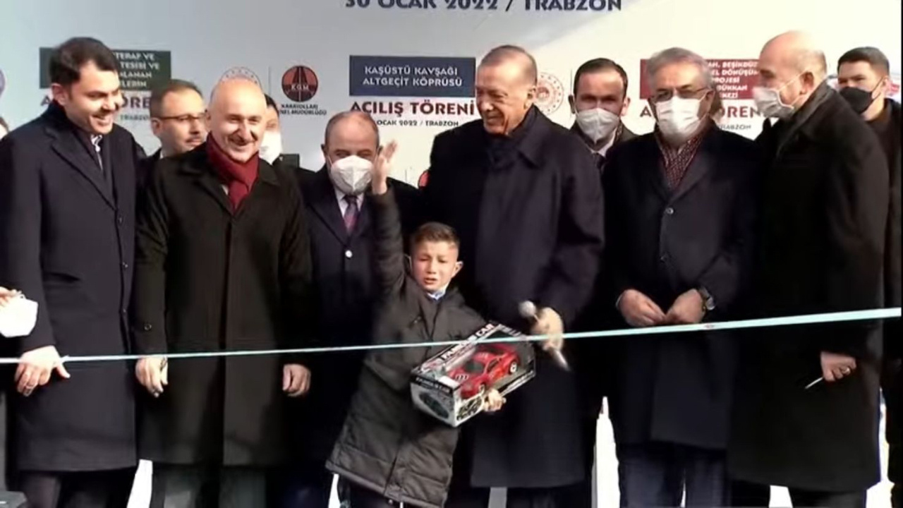 Cumhurbaşkanı Amca deyip Erdoğan'ın elinden bir anda mikrofonu aldı: O adam hain