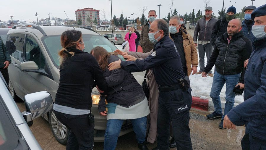 Samsun'da genç kız hastane bahçesini birbirine kattı! Araçların yolunu kesip olay çıkarttı