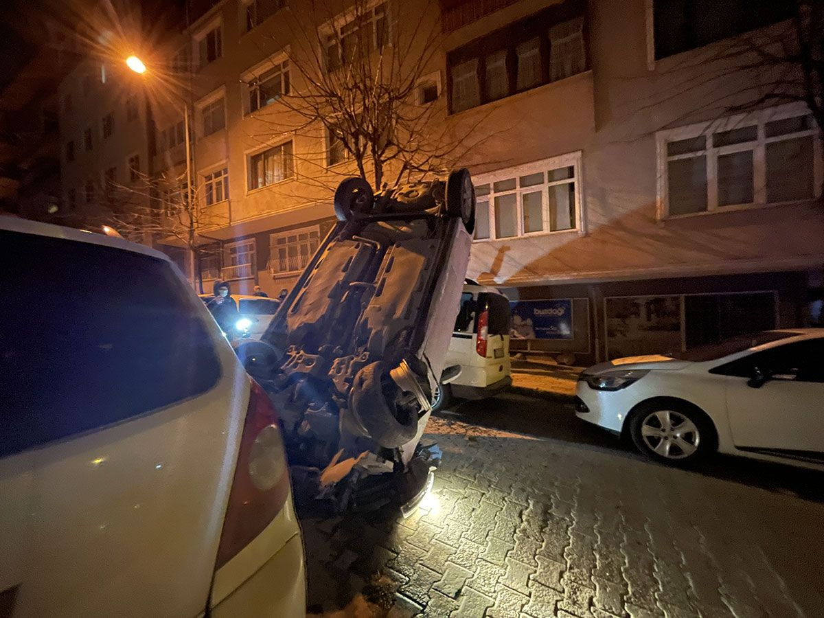 İstanbul'da çok garip bir kaza! Arabayı dik park etti saatlerce öyle asılı kaldı