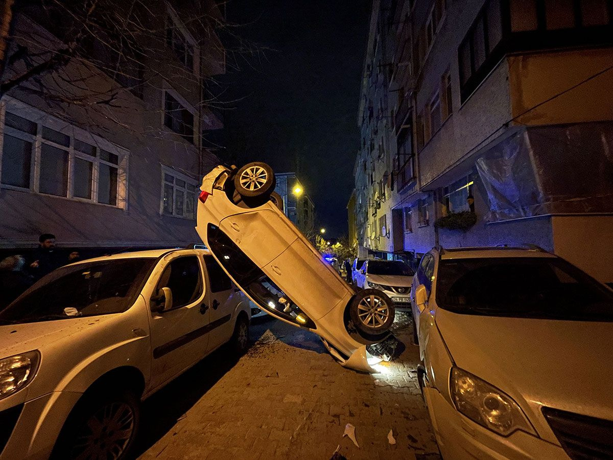 İstanbul'da çok garip bir kaza! Arabayı dik park etti saatlerce öyle asılı kaldı