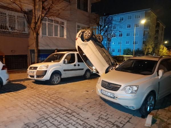 İstanbul'da çok garip bir kaza! Arabayı dik park etti saatlerce öyle asılı kaldı