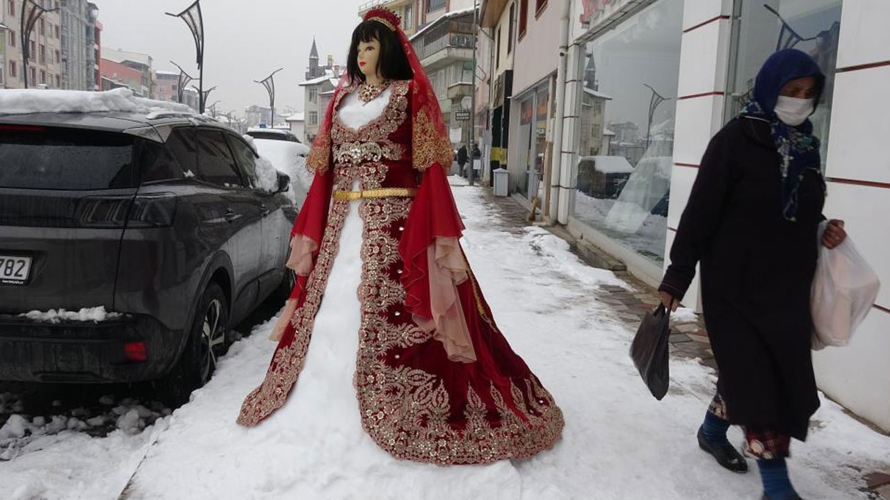 Tokat'ta kardan gelin yapıp bindallı giydirdiler