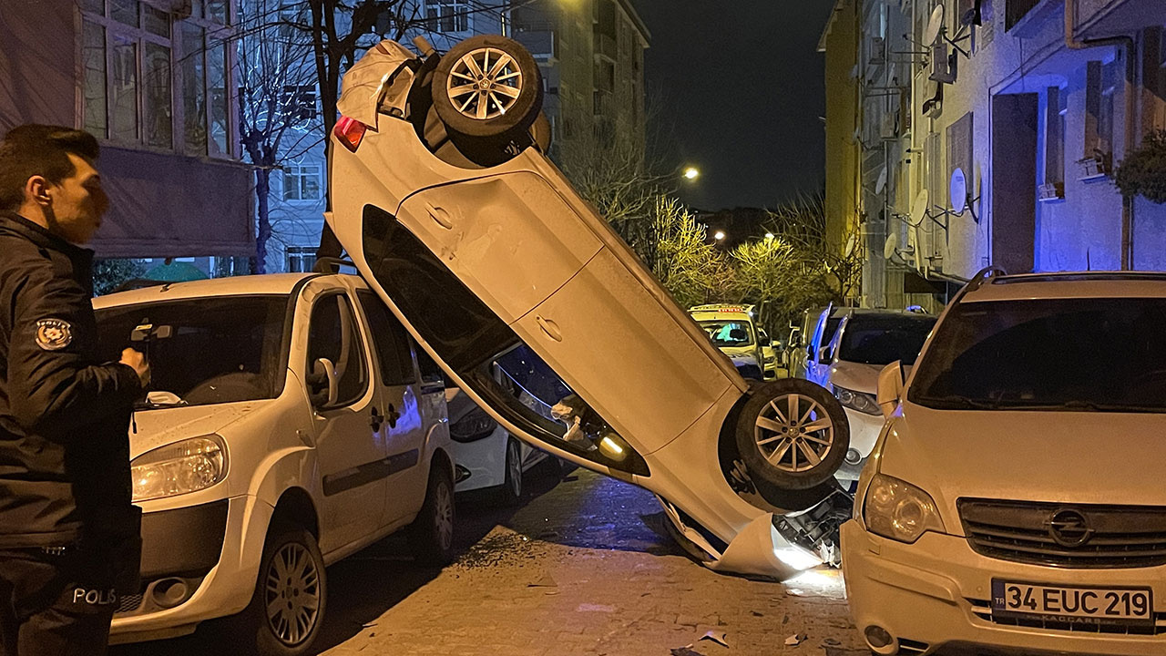 İstanbul'da çok garip bir kaza! Arabayı dik park etti saatlerce öyle asılı kaldı