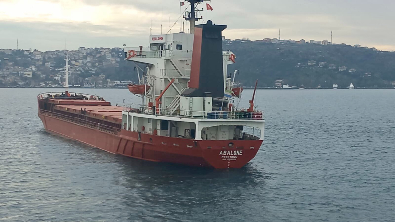 100 metre boyundaki hurda yüklü gemi İstanbul Boğazı'nda arıza yaptı