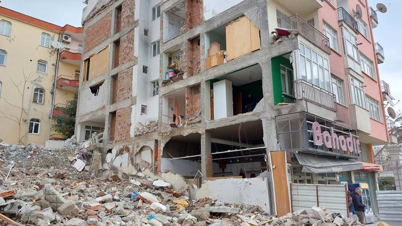Avcılar'da kentsel dönüşüm kapsamında bina yıkıldı skandal ortaya çıktı duvarları çalmışlar