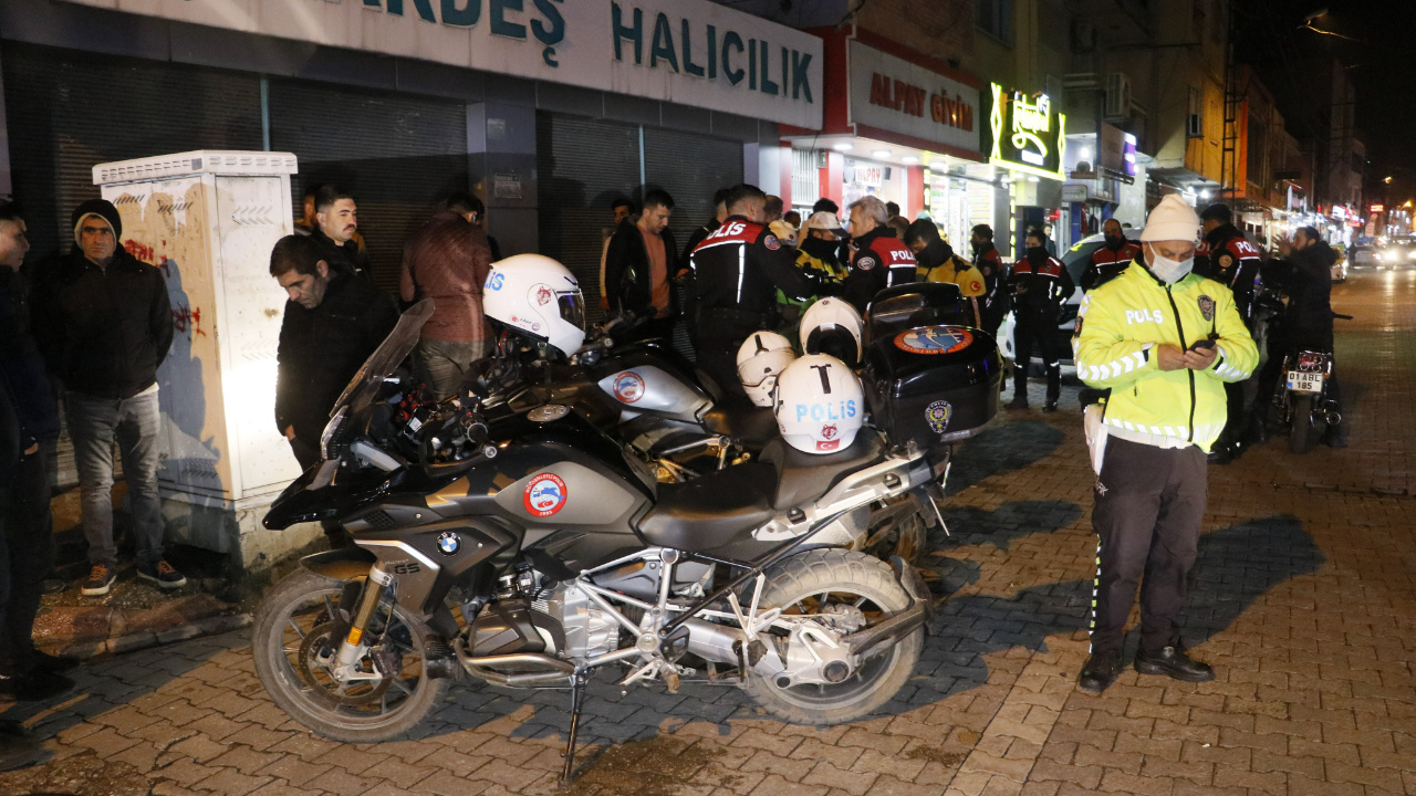 Adana'da dur ihtarına uymayan otomobil polis motosikletine çarptı 2 polis yaralı