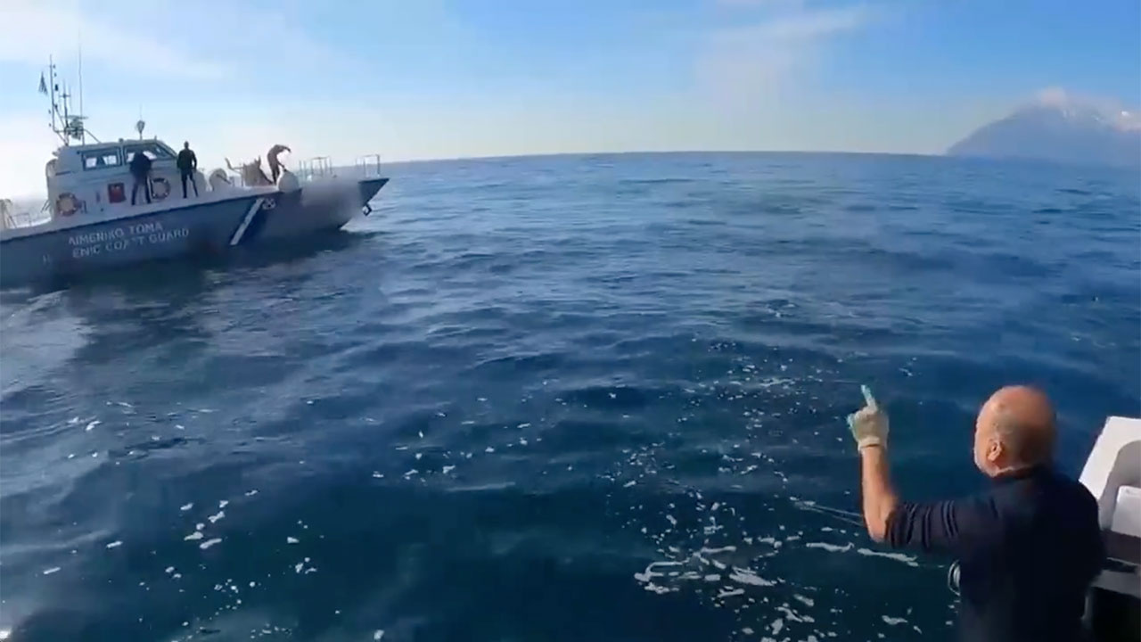 'Kimsin sen! Gücün yetiyorsa müdahale et' Türk balıkçının Yunan Sahil Güvenliği kafa tuttuğu anlar olay