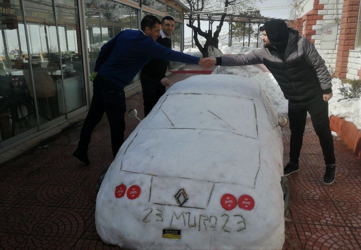 Elazığ'da 5 saatte yaptı! Güneş görünce eriyen aracına biçtiği fiyat dudak uçuklattı: Her gün bakım yapıyor