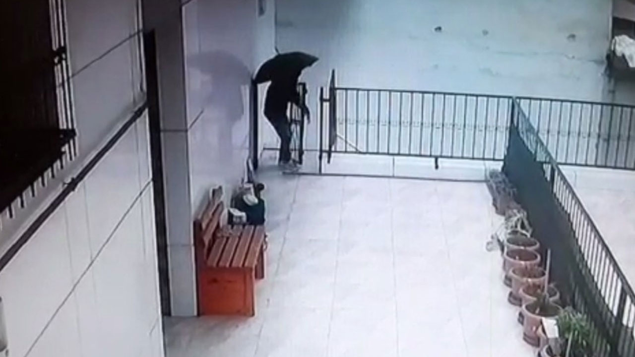 Arnavutköy'de şemsiyeli kapı hırsızı kameraya yakalandı! Yüzünü gizlemek için...