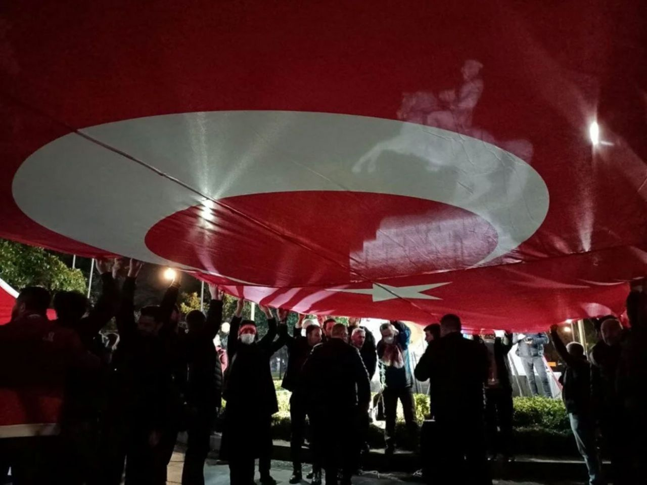 Samsun'da Atatürk Anıtı'na saldıran iki kuzen tutuklandı! Sabıka kayıtları kabarık çıktı