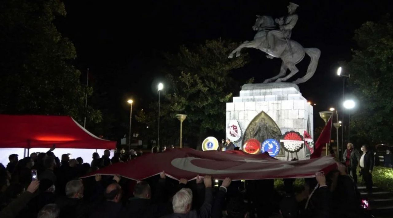 Samsun'da Atatürk Anıtı'na saldıran iki kuzen tutuklandı! Sabıka kayıtları kabarık çıktı