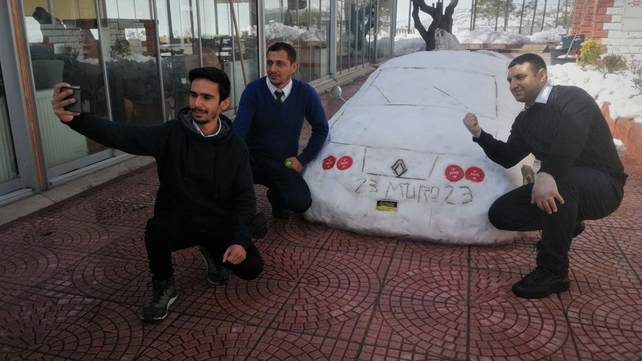 Elazığ'da 5 saatte yaptı! Güneş görünce eriyen aracına biçtiği fiyat dudak uçuklattı: Her gün bakım yapıyor