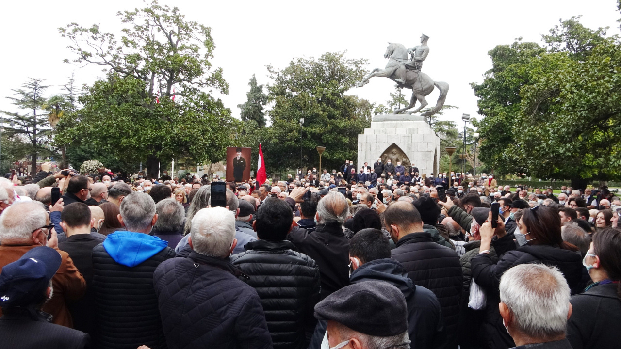AK Parti'den Atatürk Anıtı saldırısı için tepki: Amaç Türkiye'ye zarar vermek!