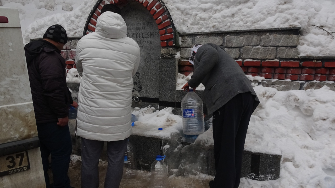 Bursa'da metrelerce kuyruk oluştu! Eksi 10 derecede bu çeşmeye akın ettiler