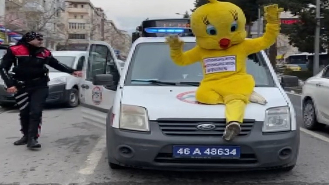 Kahramanmaraş'ta 'civciv' polisin yolunu kesip dans etti! Kaputa oturunca olanlar oldu