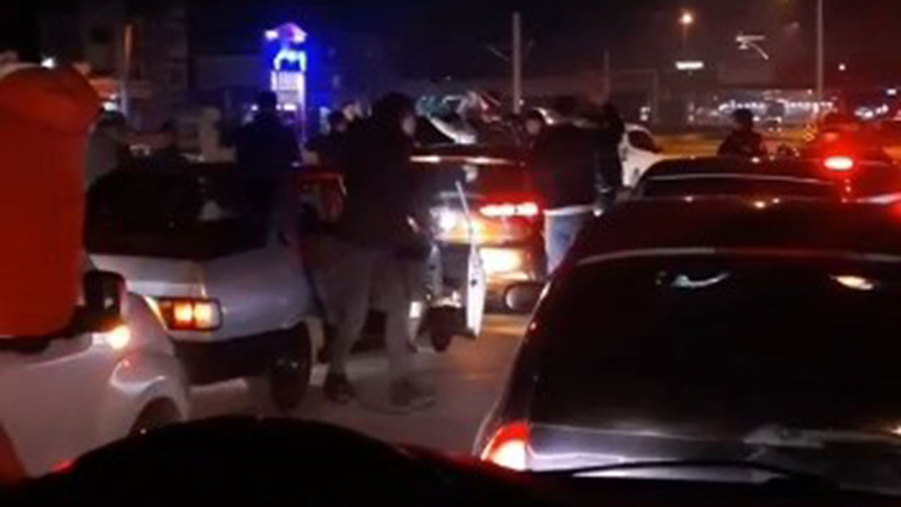 Bursa’da asker uğurlamak için yolu trafiğe kapatıp eğlendiler