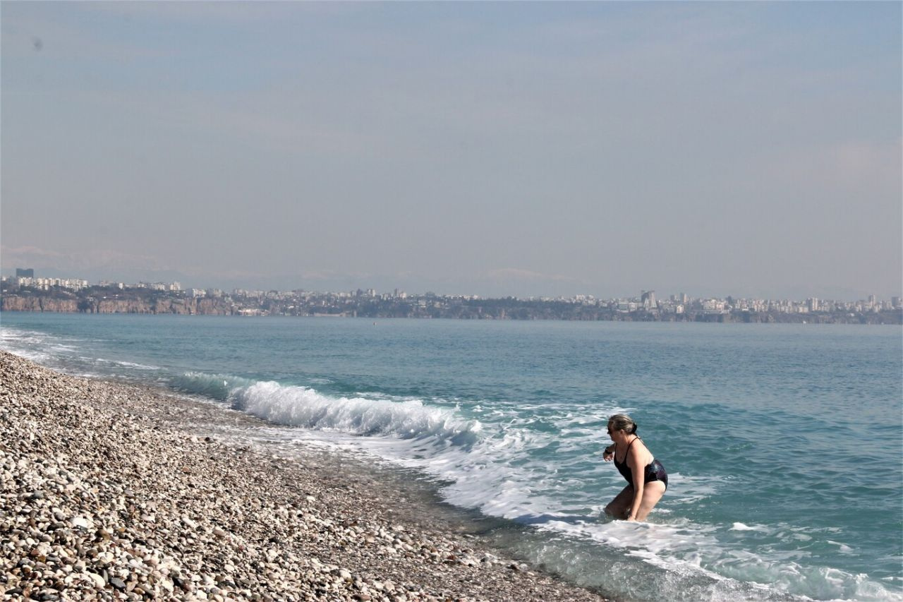 Sıcak havayı gören Antalya'da sahile koştu! Denizin keyfini çıkardılar